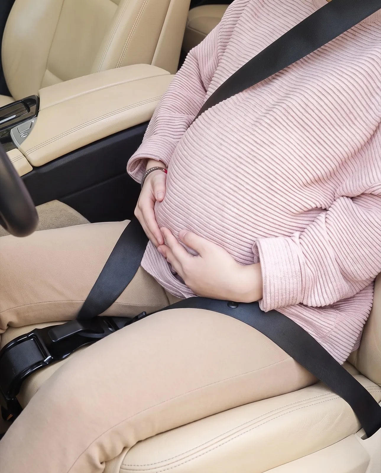 L'adaptateur de ceinture installé dans une voiture