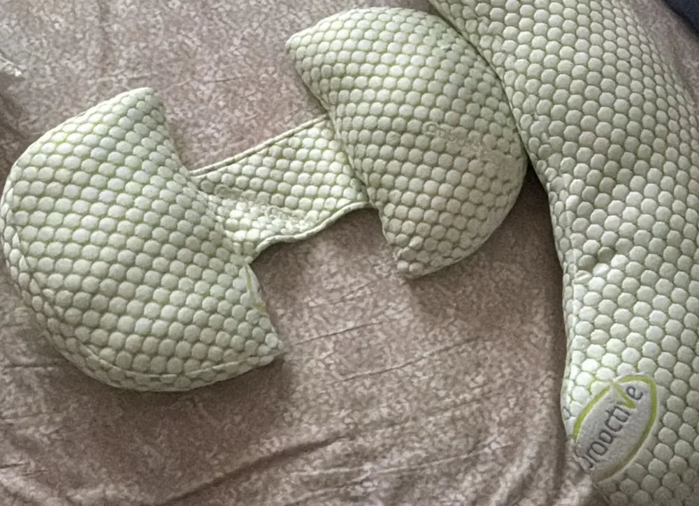 Photo envoyée par une cliente : les pièces du coussin sur le lit