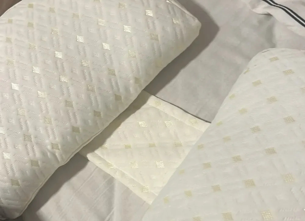Photo envoyée par une cliente : le coussin posé sur un lit